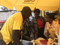 En representant från RUH säljer in en solpanelslösning till en kund i Machakos i Kenya