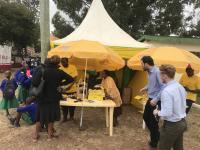 Besök på en mässa i Machakos, Kenya, där ett av Trines partnerföretag säljer solpaneler