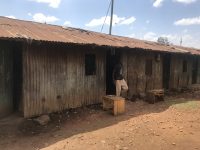 Ett hus i slumområdet precis utanför skolan