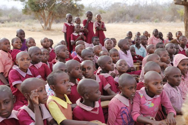 Bild på barn som inte har hår